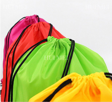 Logo's Portable Carry Non Woven Bags Op maat gemaakte stof Shopping Red Drawstring Bag